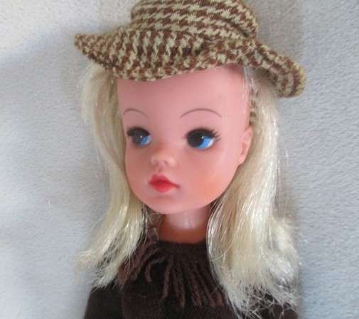 A vintage 1975/76 Sindy doll in cute vintage original? outfit