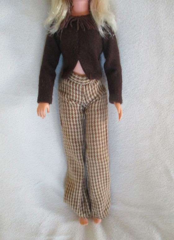A vintage 1975/76 Sindy doll in cute vintage original? outfit