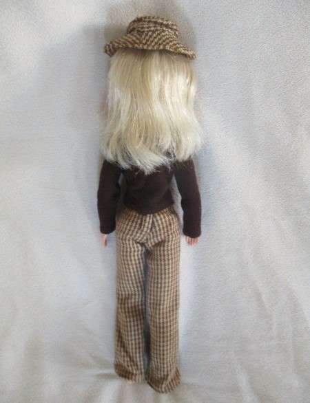 A vintage 1975/76 Sindy doll in cute vintage original? outfit