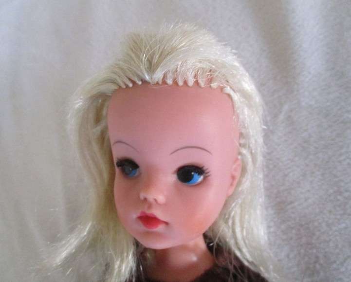 A vintage 1975/76 Sindy doll in cute vintage original? outfit