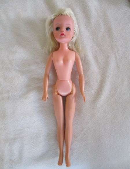 A vintage 1975/76 Sindy doll in cute vintage original? outfit