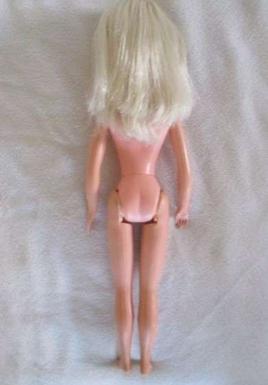 A vintage 1975/76 Sindy doll in cute vintage original? outfit