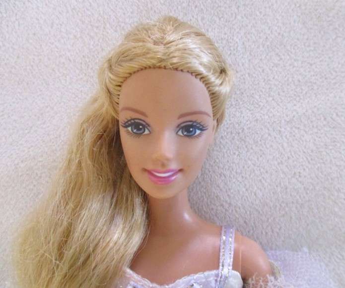 A Mattel Barbie with gorgeous EXTRA long - knees bend - great condition