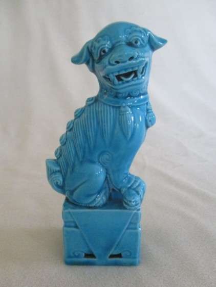 A beautiful vintage 1950's-70's porcelain Chinese Foo dog/lion statue