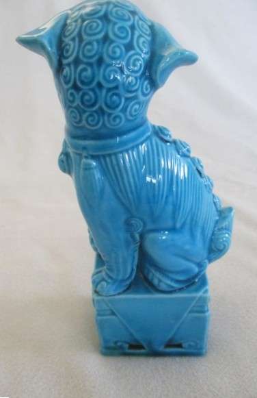 A beautiful vintage 1950's-70's porcelain Chinese Foo dog/lion statue