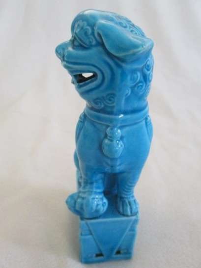 A beautiful vintage 1950's-70's porcelain Chinese Foo dog/lion statue