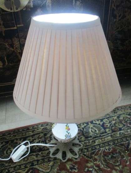 Beautiful large porcelain and brass table lamp with decorative design - working