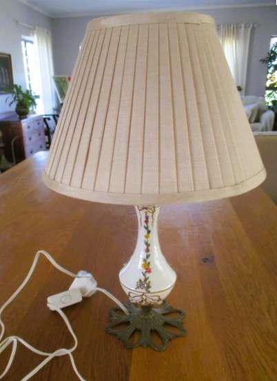 Beautiful large porcelain and brass table lamp with decorative design - working
