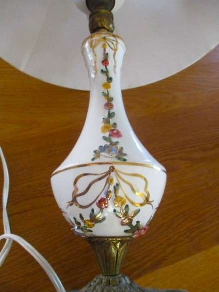 Beautiful large porcelain and brass table lamp with decorative design - working
