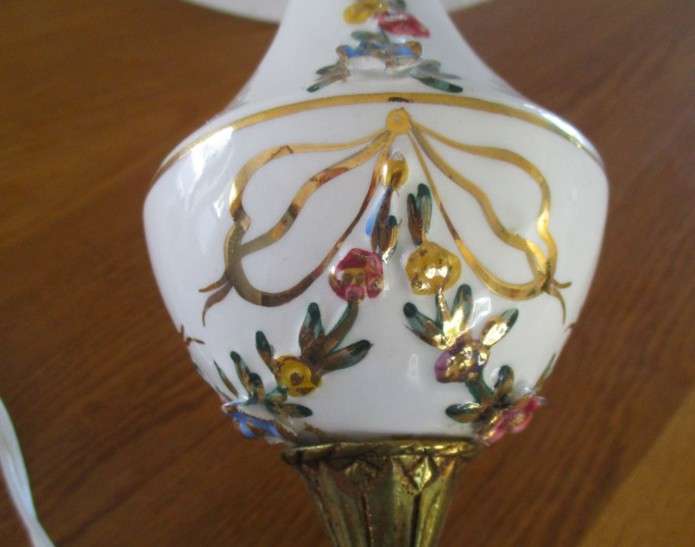 Beautiful large porcelain and brass table lamp with decorative design - working