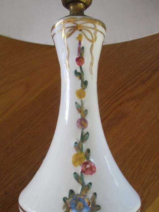 Beautiful large porcelain and brass table lamp with decorative design - working