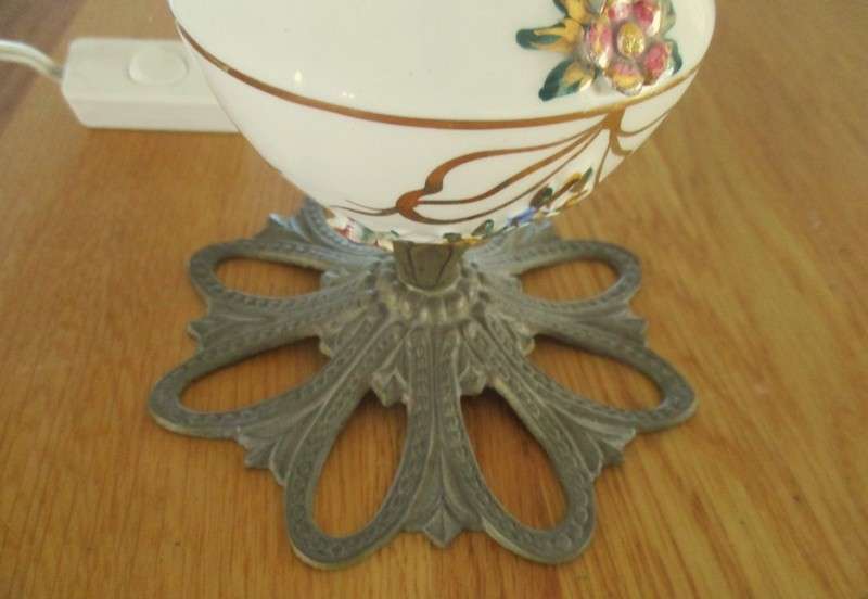 Beautiful large porcelain and brass table lamp with decorative design - working