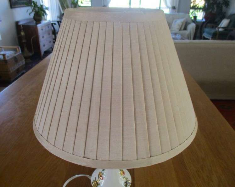 Beautiful large porcelain and brass table lamp with decorative design - working