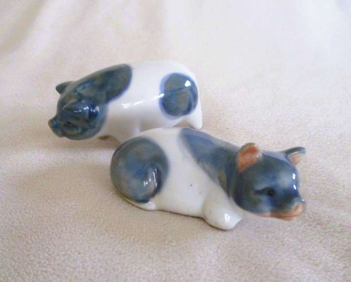 Two small collectable Otagiri OMC, Japan porcelain pigs
