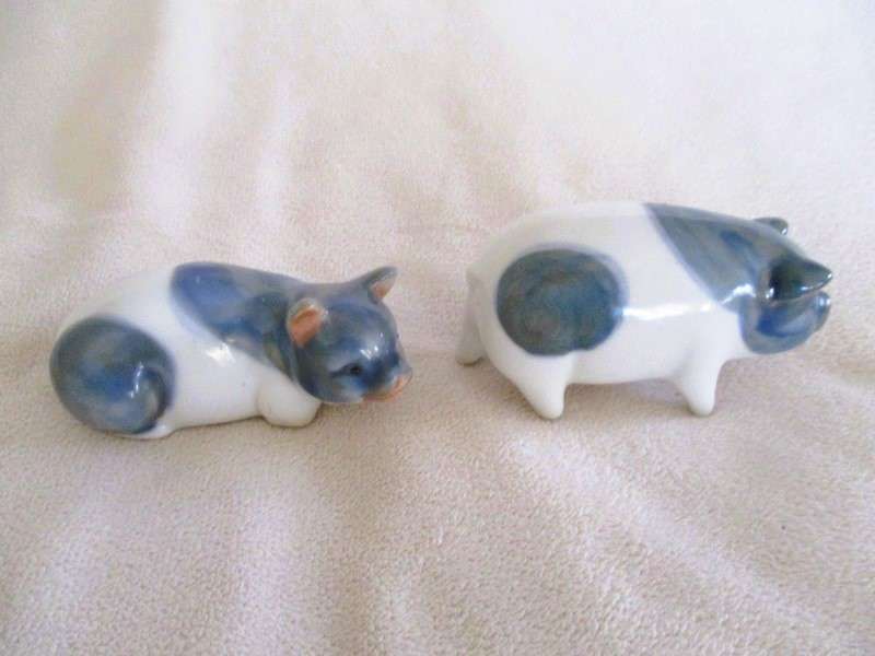 Two small collectable Otagiri OMC, Japan porcelain pigs