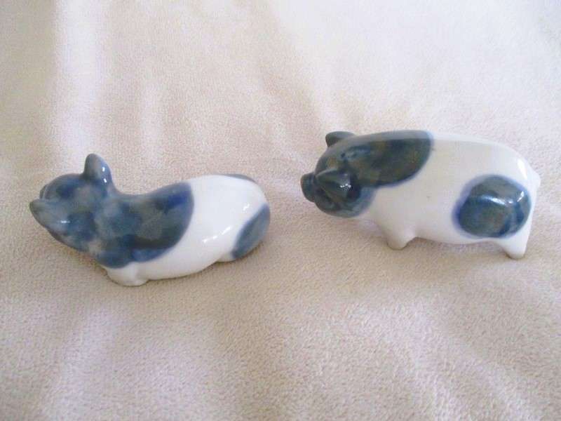 Two small collectable Otagiri OMC, Japan porcelain pigs