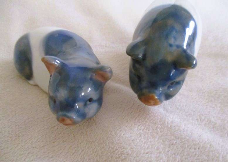 Two small collectable Otagiri OMC, Japan porcelain pigs