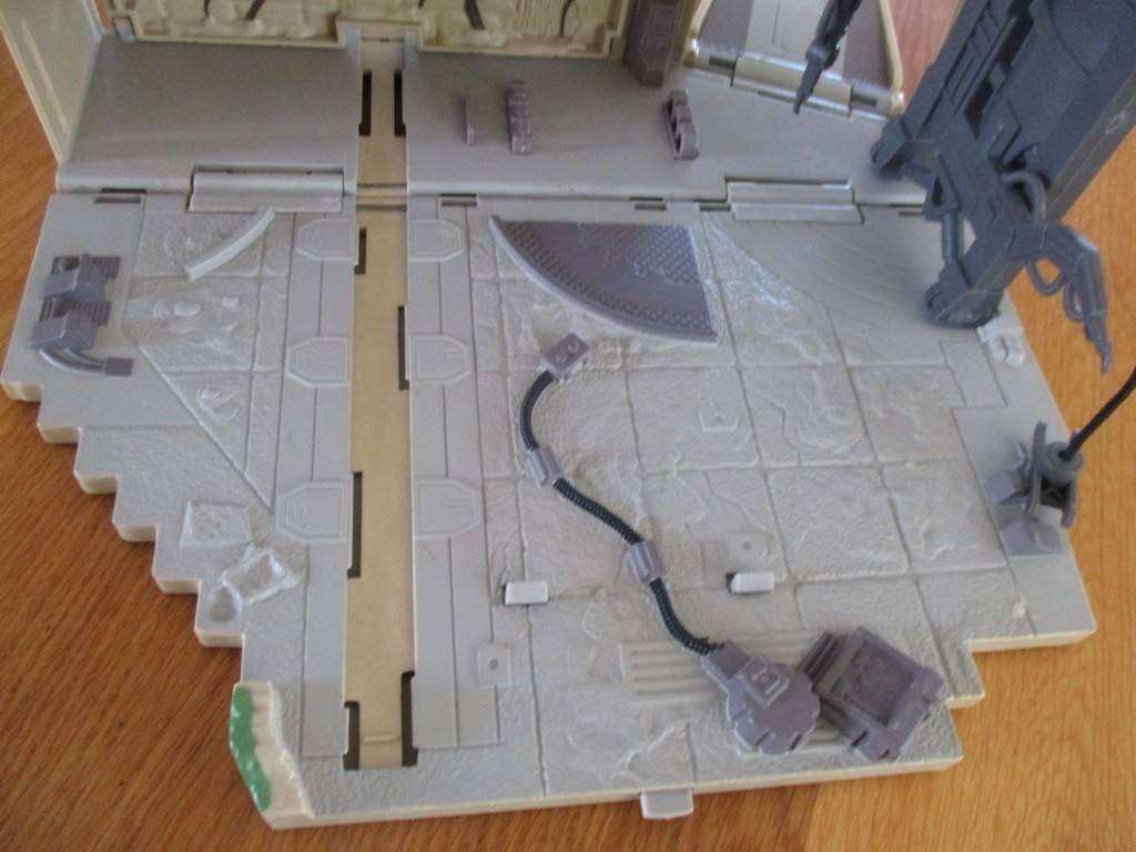 1997 L.F.L./G.T.I. Star Wars Action Fleet base