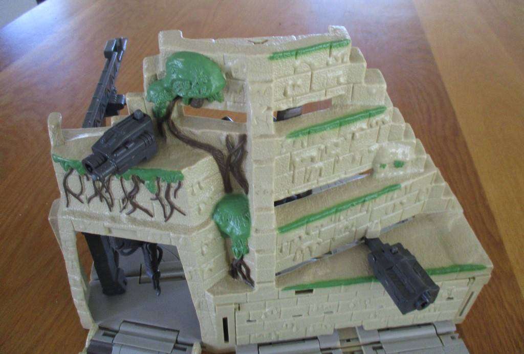 1997 L.F.L./G.T.I. Star Wars Action Fleet base
