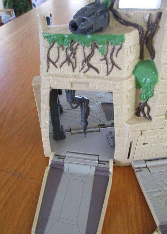 1997 L.F.L./G.T.I. Star Wars Action Fleet base