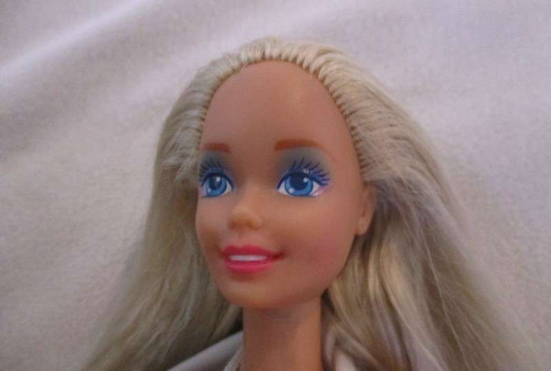 Vintage Mattel Barbie in cute outfit - knees bend