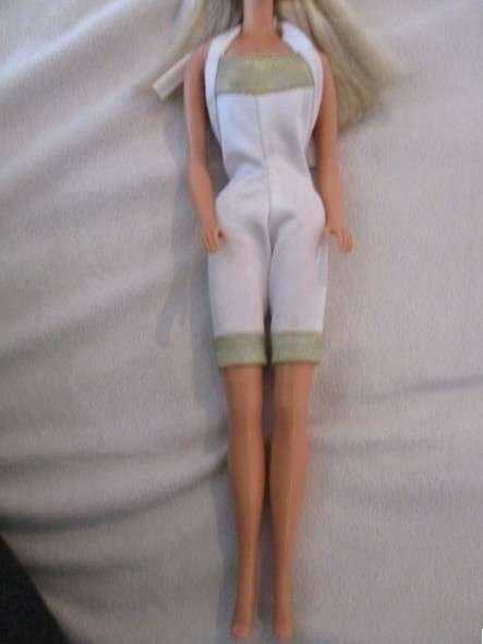 Vintage Mattel Barbie in cute outfit - knees bend