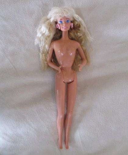 Vintage Island Fun?Mattel Barbie with two tone layered crimped hair & original earrings - knees bend
