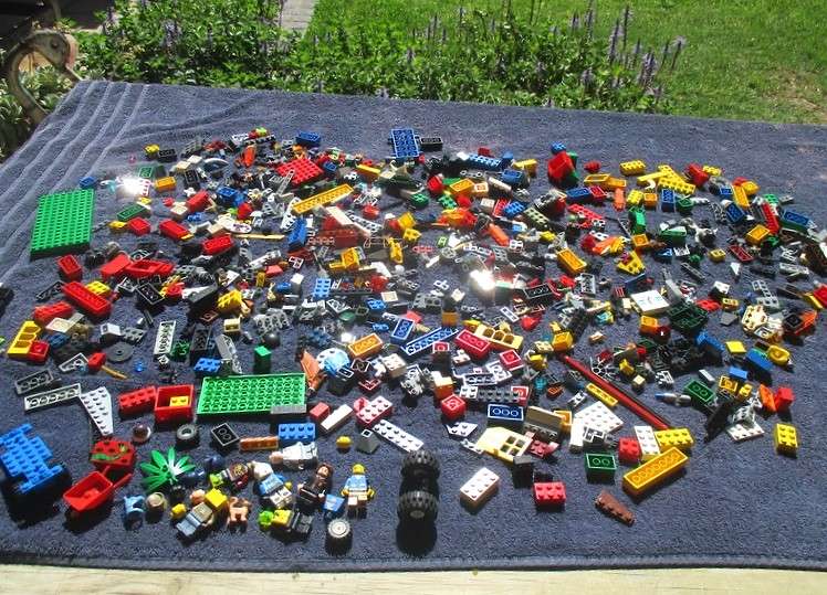 A batch of over 900 real Lego pieces