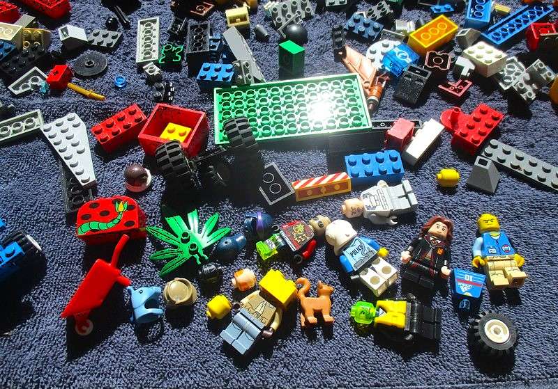 A batch of over 900 real Lego pieces