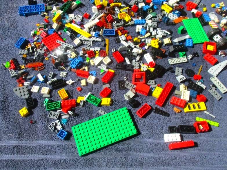 A batch of over 900 real Lego pieces