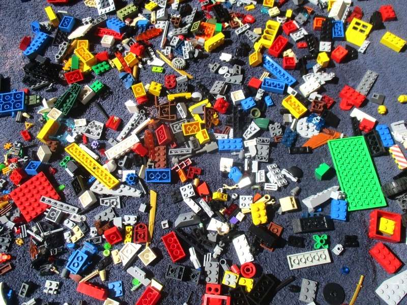 A batch of over 900 real Lego pieces