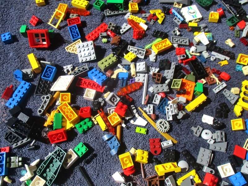 A batch of over 900 real Lego pieces