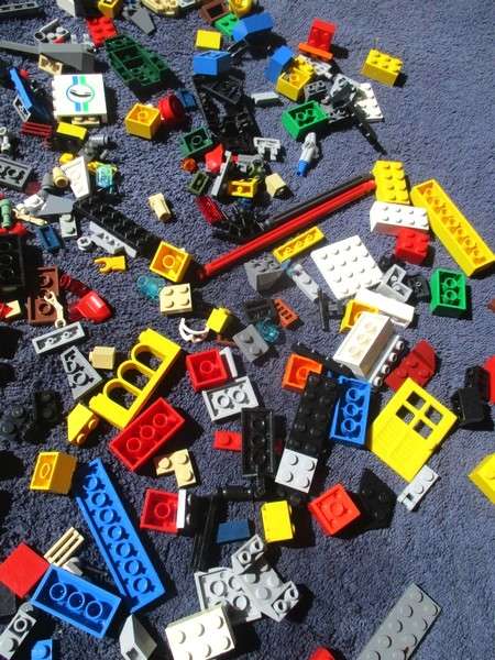 A batch of over 900 real Lego pieces