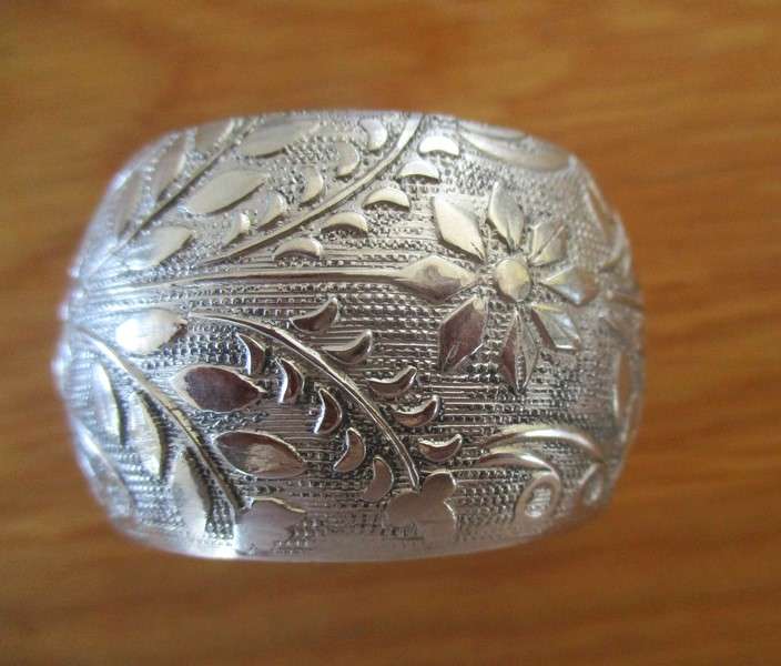 A  set of six vintage, very decorative etched silver metal serviette rings