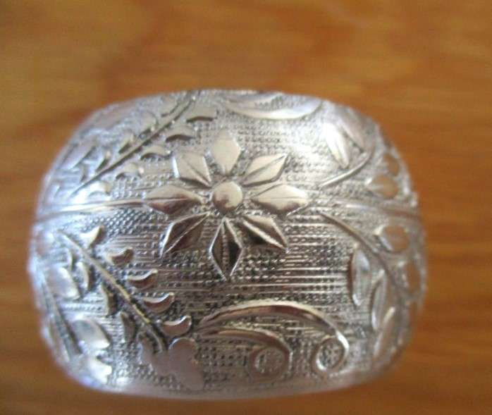 A  set of six vintage, very decorative etched silver metal serviette rings