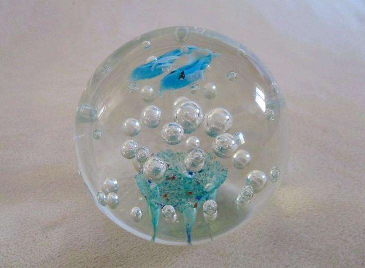 Stunning glass paperweight with fish and lots of bubbles