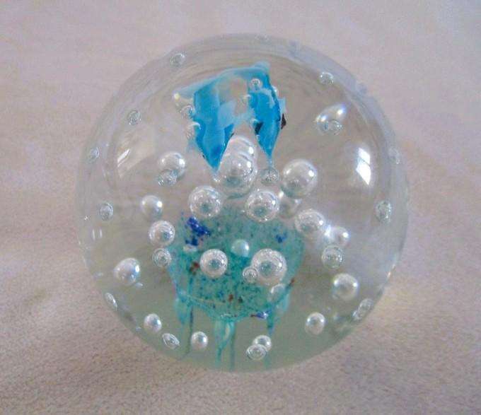 Stunning glass paperweight with fish and lots of bubbles