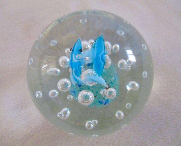Stunning glass paperweight with fish and lots of bubbles