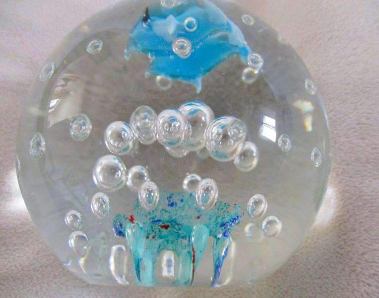 Stunning glass paperweight with fish and lots of bubbles