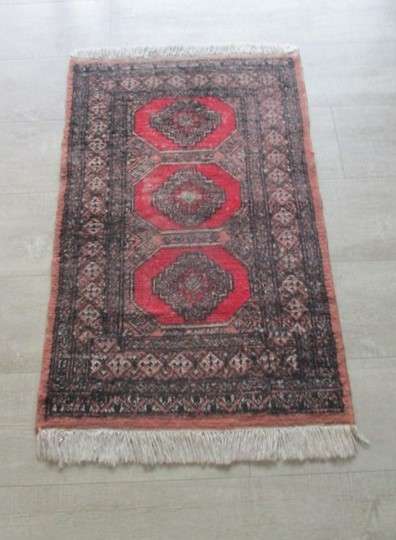 A vintage hand knotted Persian/Middle Eastern rug - 102cm x 65cm (1020mm x  650mm)