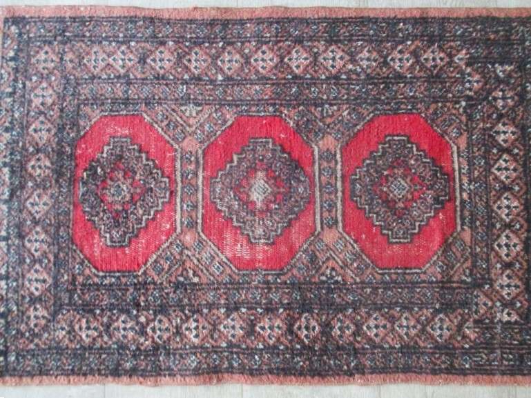 A vintage hand knotted Persian/Middle Eastern rug - 102cm x 65cm (1020mm x  650mm)