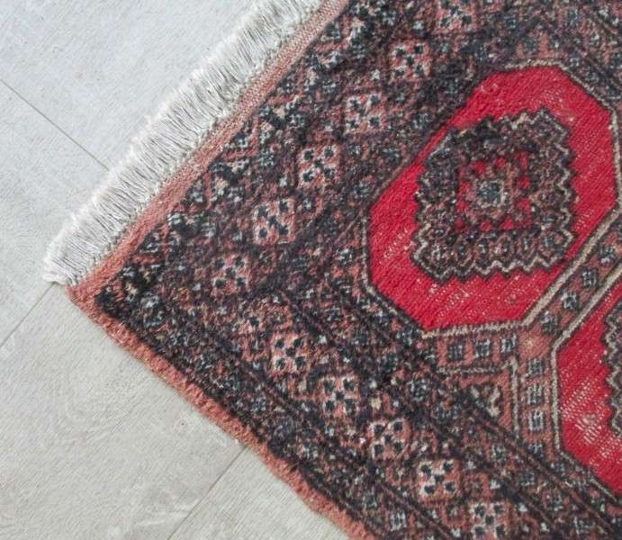A vintage hand knotted Persian/Middle Eastern rug - 102cm x 65cm (1020mm x  650mm)