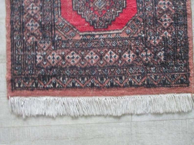 A vintage hand knotted Persian/Middle Eastern rug - 102cm x 65cm (1020mm x  650mm)