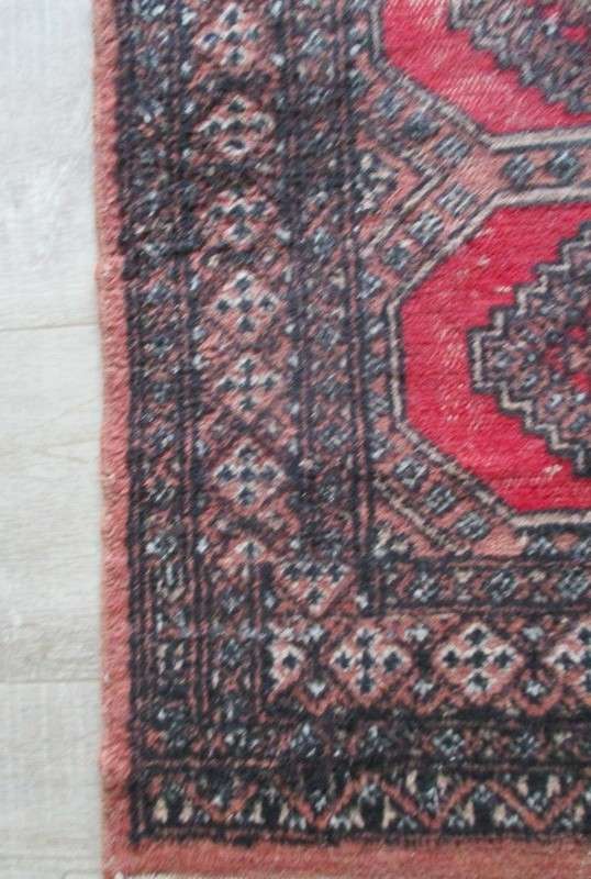 A vintage hand knotted Persian/Middle Eastern rug - 102cm x 65cm (1020mm x  650mm)