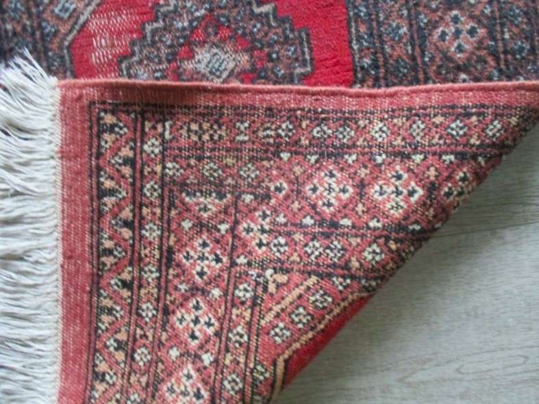 A vintage hand knotted Persian/Middle Eastern rug - 102cm x 65cm (1020mm x  650mm)