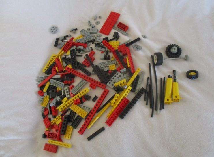 Box vintage 1984 Lego Technic forklift no 8843 (incomplete) plus a bag of over 200 real lego pieces