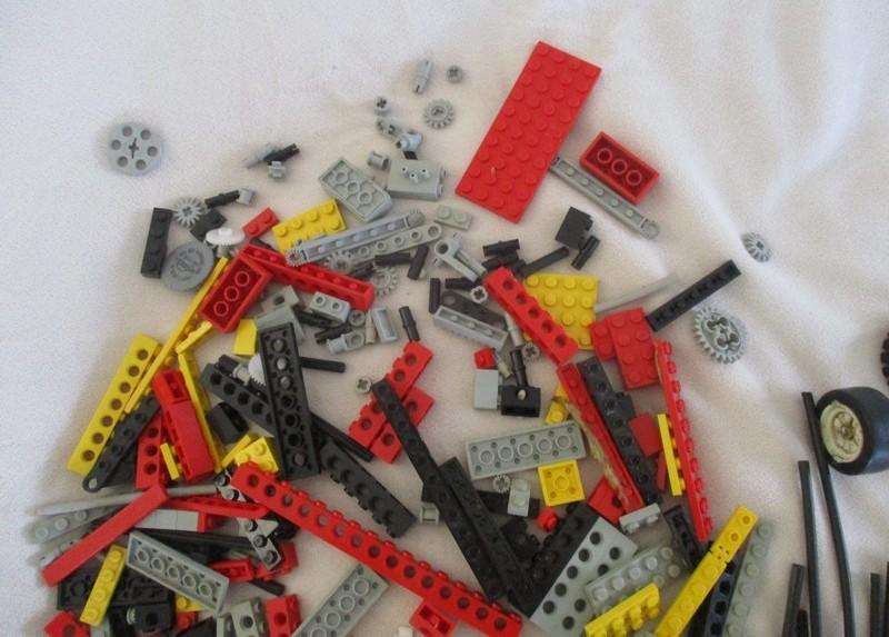 Box vintage 1984 Lego Technic forklift no 8843 (incomplete) plus a bag of over 200 real lego pieces