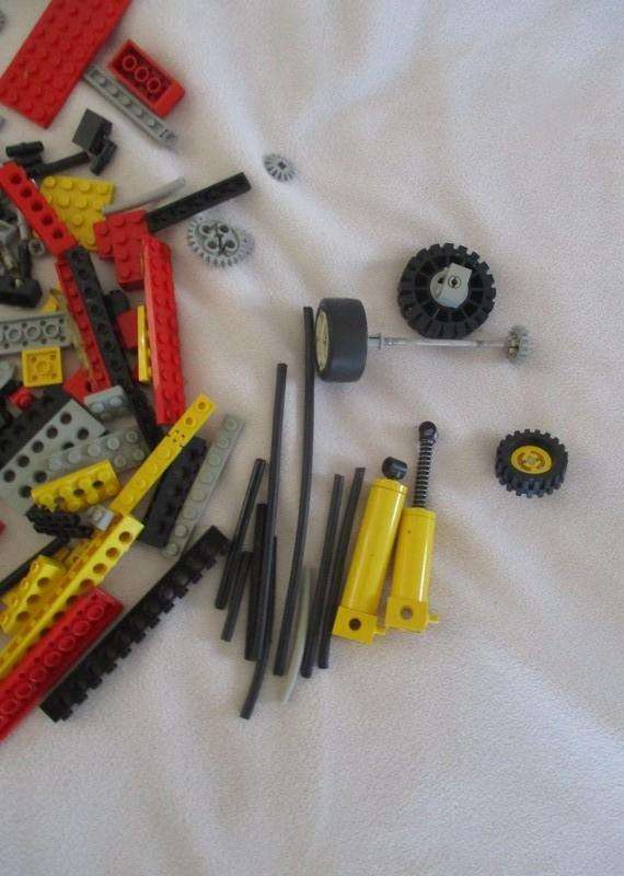 Box vintage 1984 Lego Technic forklift no 8843 (incomplete) plus a bag of over 200 real lego pieces
