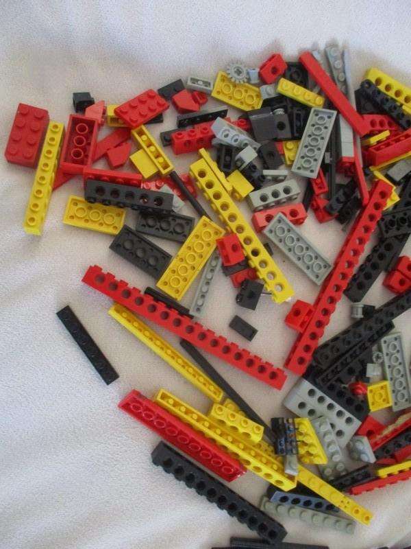 Box vintage 1984 Lego Technic forklift no 8843 (incomplete) plus a bag of over 200 real lego pieces