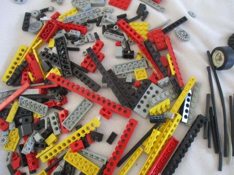 Box vintage 1984 Lego Technic forklift no 8843 (incomplete) plus a bag of over 200 real lego pieces